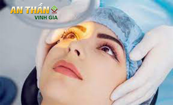 Phẫu thuật mắt có thể giúp giảm tình trạng ngủ mở mắt nặng